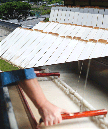手漉き和紙製造の工程の写真